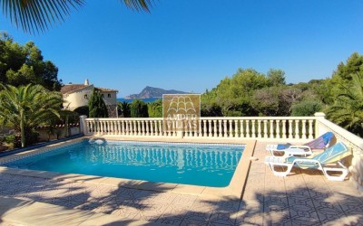 Nice villa with large garden and sea views in Altea.